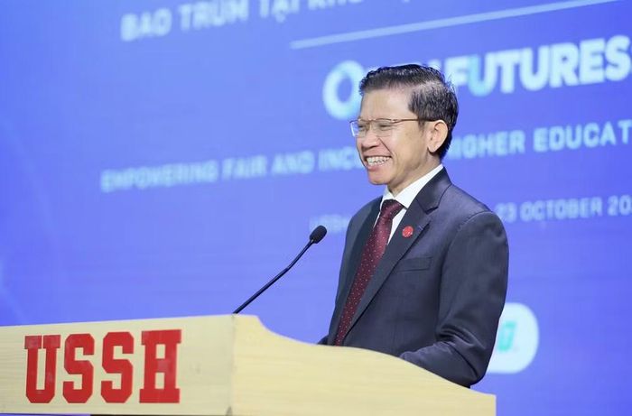 Giáo sư Hoàng Anh Tuấn phát biểu khai mạc hội thảo. (Ảnh: VIetnam+)