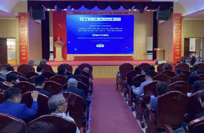 Hội thảo là cơ hội để các đại biểu trao đổi học thuật, chia sẻ kinh nghiệm, cùng hướng tới mục tiêu xây dựng giáo dục đại học mở, công bằng và bao trùm. (Ảnh: Vietnam+)