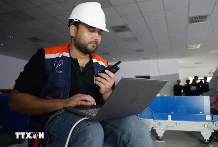 Chuyên gia nước ngoài kiểm tra, cài đặt hệ thống xử lý hành lý nhà ga hành khách sân bay Long Thành. (Ảnh: Công Phong/TTXVN)