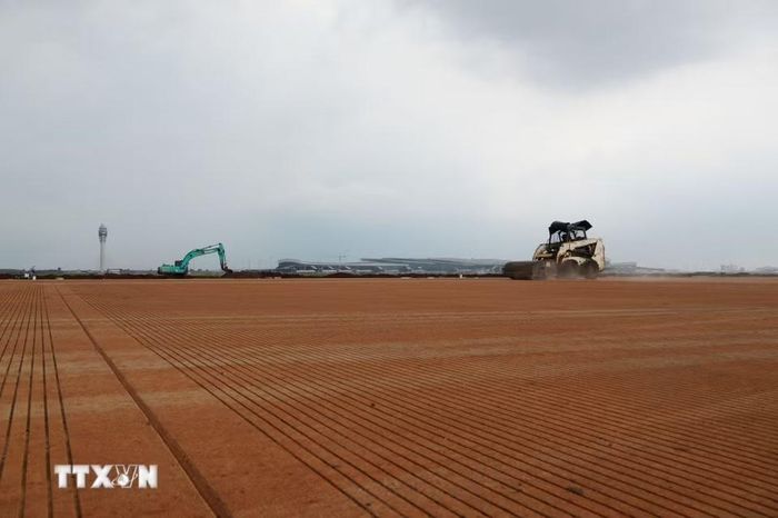 Đến tháng 10/2026, đường cất hạ cánh thứ 2 sân bay Long Thành đã cơ bản hoàn thành. (Ảnh: Công Phong/TTXVN)