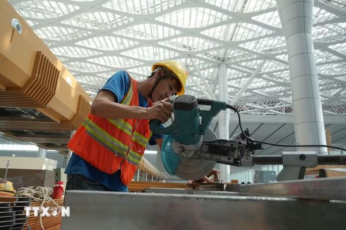 Người lao động hoàn thiện các hạng mục tại nhà ga hành khách sân bay Long Thành. (Ảnh: Công Phong/TTXVN)