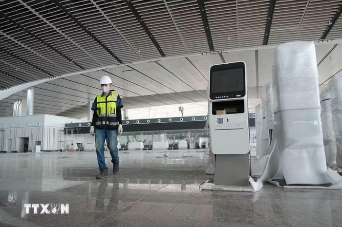 Máy tự làm thủ tục đã được đưa đến công trường, sẵn sàng lắp đặt tại nhà ga hành khách sân bay Long Thành. (Ảnh: Công Phong/TTXVN)