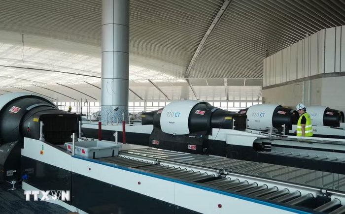 Máy soi chiếu hành lý xách tay 3D được đưa đến công trường, sẵn sàng lắp đặt tại sân bay Long Thành. (Ảnh: Công Phong/TTXVN)