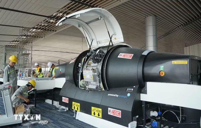 Người lao động kiểm tra, lắp đặt các phần máy soi chiếu hành lý xách tay 3D tại sân bay Long Thành. (Ảnh: Công Phong/TTXVN)
