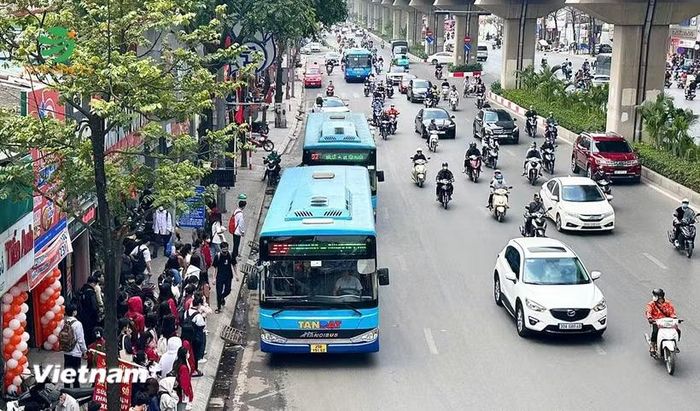 Xe buýt vào điểm đón khách tại thành phố Hà Nội. (Ảnh: PV/Vietnam+)