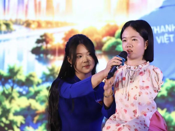 Cô giáo Lê Thị Thắm chia sẻ tại diễn đàn. (Ảnh: Vietnam+)