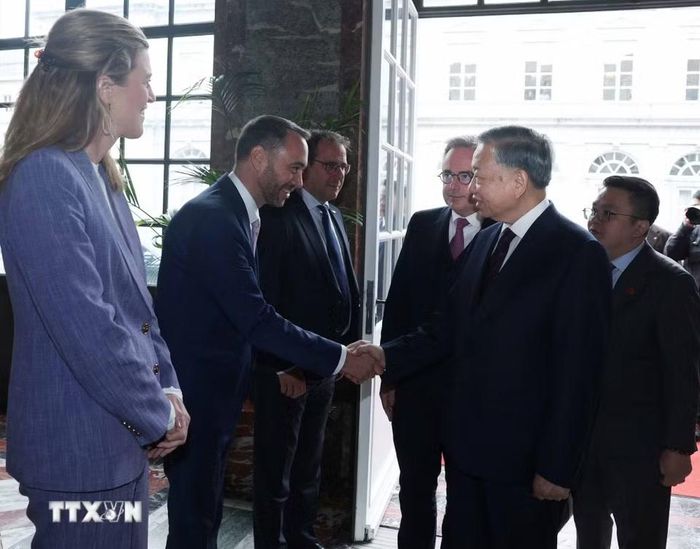 Thủ tướng Bart De Wever giới thiệu thành viên đoàn Bỉ với Tổng Bí thư, Chủ tịch nước Tô Lâm. (Ảnh: Thống Nhất/TTXVN)