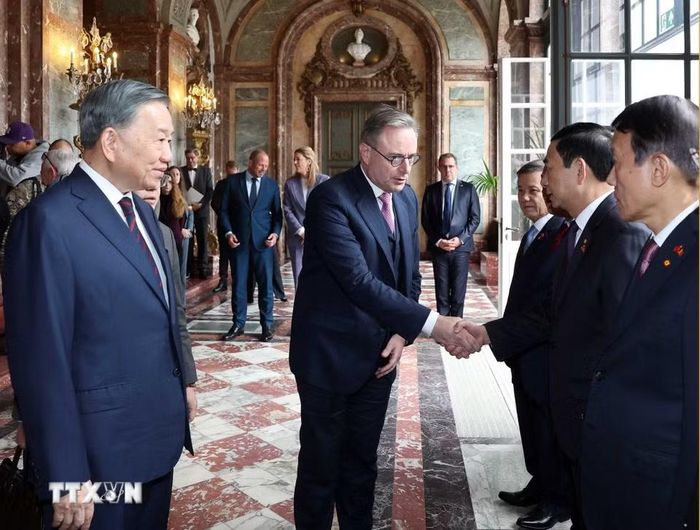 Tổng Bí thư, Chủ tịch nước Tô Lâm giới thiệu thành viên đoàn cấp cao Việt Nam với Thủ tướng Bỉ Bart De Wever. (Ảnh: Thống Nhất/TTXVN)