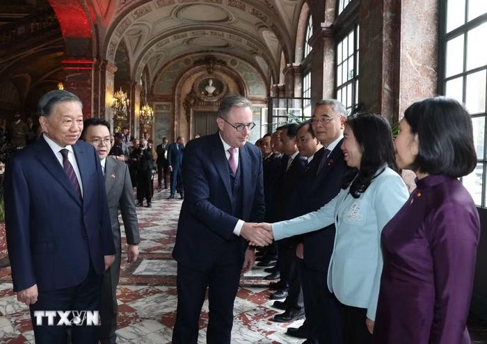 Tổng Bí thư, Chủ tịch nước Tô Lâm giới thiệu thành viên đoàn cấp cao Việt Nam với Thủ tướng Bỉ Bart De Wever. (Ảnh: Thống Nhất/TTXVN)