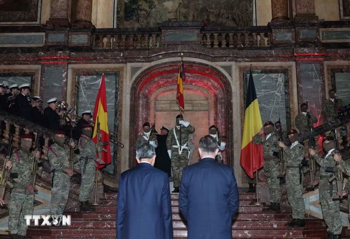 Tổng Bí thư, Chủ tịch nước Tô Lâm và Thủ tướng Bỉ Bart De Wever thực hiện nghi lễ chào cờ. (Ảnh: Thống Nhất/TTXVN)