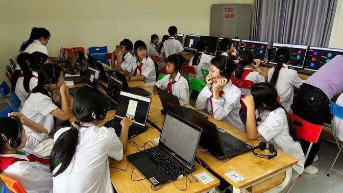 Học sinh các trường trên địa bàn đặc khu Cô Tô (TP. Quảng Ninh) hào hứng tham gia lớp học tiếng Anh trực tuyến trong dự án "Tiếng Anh cho em". (Nguồn: thieunien.vn)