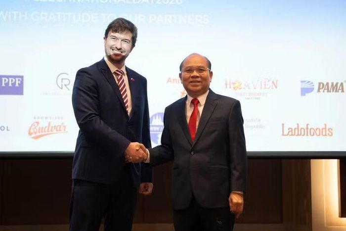 Phó Chủ tịch Ủy ban Nhân dân Thành phố Hồ Chí Minh Trần Văn Bảy và Đại sứ Đặc mệnh toàn quyền Cộng hòa Séc tại Việt Nam Lukáš Kaucký. (Ảnh: Cổng Thông tin Điện tử Thành phố Hồ Chí Minh)