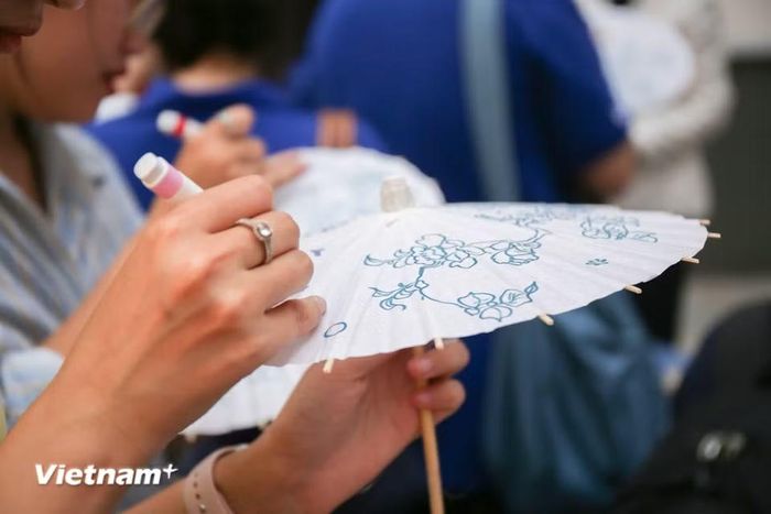 Hoạt động không chỉ là dịp để người dân Việt Nam tham quan sản vật, cảnh sắc đặc trưng của hai địa phương thuộc Trung Quốc mà còn tạo cơ hội hợp tác văn hóa, du lịch giữa hai nước. (Ảnh: Trịnh Ngọc/Vietnam+)