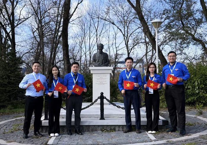 Đoàn đại biểu thanh niên Việt Nam đã tới thăm, tìm hiểu tượng đài Chủ tịch Hồ Chí Minh tại thành phố Vladivostok. (Ảnh: Vietnam+)
