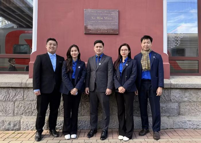 Đoàn cũng đã tham quan, tìm hiểu nhà ga xe lửa Vladivostok. (Ảnh: Vietnam+)