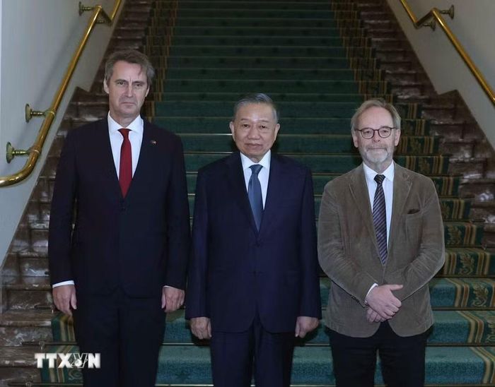 Tổng Bí thư, Chủ tịch nước Tô Lâm hội kiến Chủ tịch Hạ viện Peter De Roover (bên phải) và Chủ tịch Thượng viện Vincent Blondel (bên trái). (Ảnh: Thống Nhất/TTXVN)