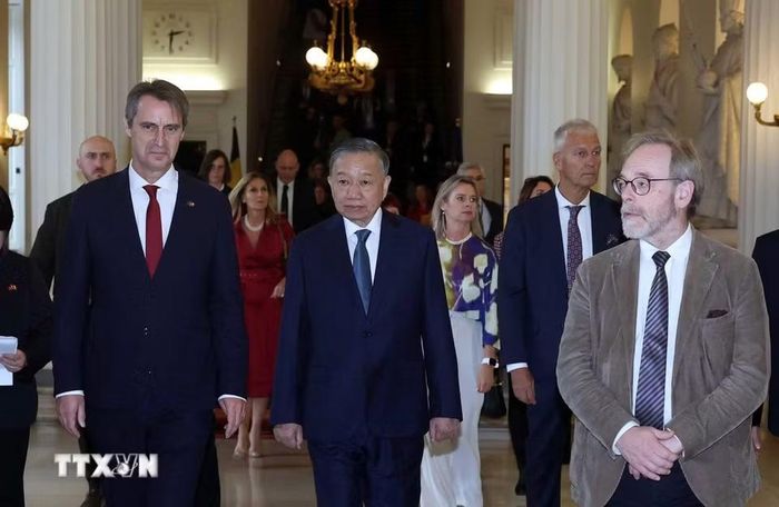 Tổng Bí thư, Chủ tịch nước Tô Lâm hội kiến Chủ tịch Hạ viện Peter De Roover (bên phải) và Chủ tịch Thượng viện Vincent Blondel (bên trái). (Ảnh: Thống Nhất/TTXVN)