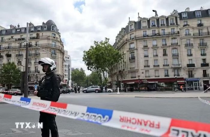 Cảnh sát phong tỏa hiện trường một vụ bạo lực ở Paris, Pháp. (Ảnh: THX/TTXVN phát)