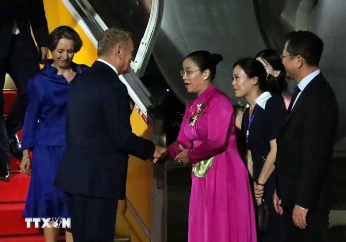Phó Chủ tịch Ủy ban Nhân dân thành phố Đà Nẵng Nguyễn Thị Anh Thi đón Thủ tướng Cộng hòa Ba Lan Donald Tusk tại Sân bay Quốc tế Đà Nẵng. (Ảnh: Trần Lê Lâm/TTXVN)