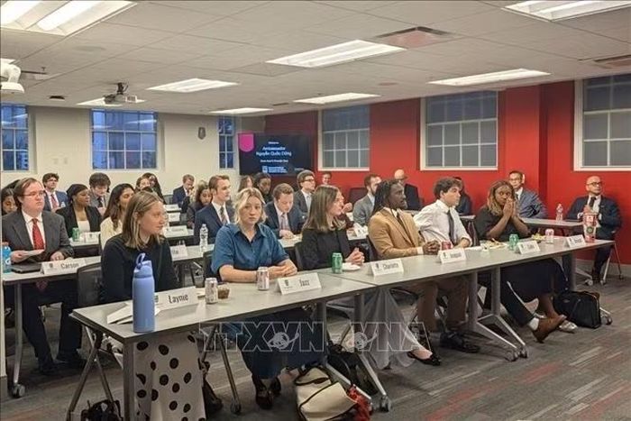 Giảng viên và sinh viên Khoa Quan hệ Quốc tế, Đại học Georgia, tại Washington ngày 19/10, lắng nghe Đại sứ Nguyễn Quốc Dũng trao đổi về mục tiêu, ý nghĩa của “Chiến dịch 500 ngày đêm” và những hoạt động Việt Nam đang phối hợp với các đối tác Mỹ để triển khai chiến dịch. Ảnh: TTXVN phát