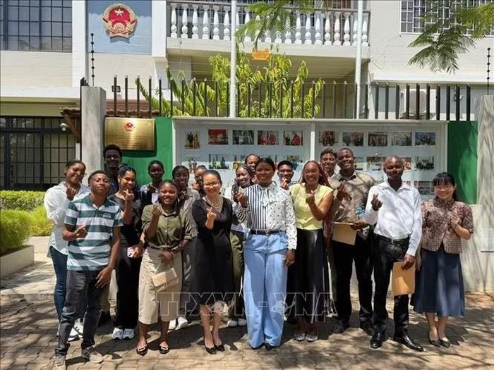 Đại sứ Trần Thị Thu Thìn cùng bà Carla Caomba chụp ảnh lưu niệm với các sinh viên Mozambique tại Trụ sở Đại sứ quán Việt Nam ở thủ đô Maputo. Ảnh: TTXVN phát