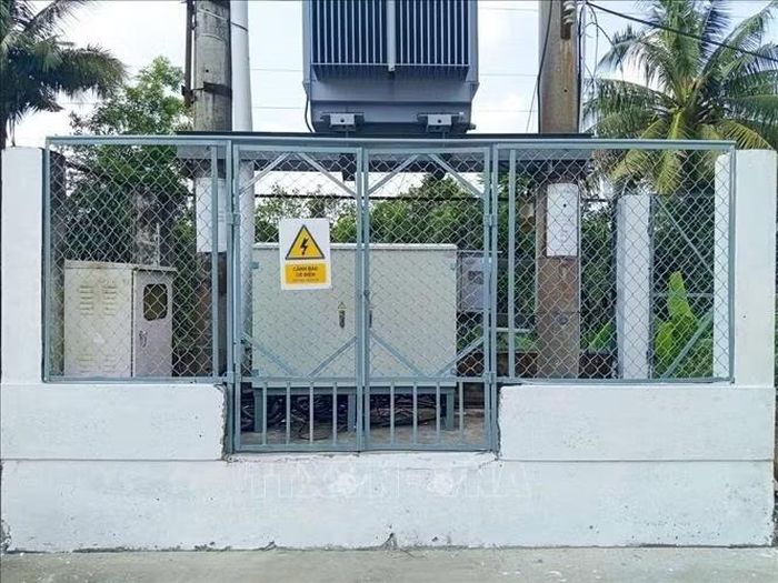 Tủ điện Solar được đấu nối với hệ thống điện Nhà máy Dược thú y Cai Lậy (Mekovet) ở phường Cai Lậy, tỉnh Đồng Tháp, đáp ứng khoảng 65% nhu cầu điện của nhà máy. Ảnh: TTXVN phát