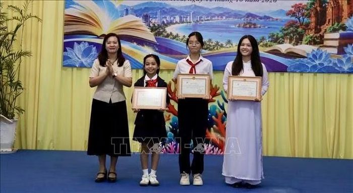 Bà Phạm Thị Thanh Hường, Phó Giám đốc Sở Văn hóa, Thể thao và Du lịch Khánh Hòa trao giấy chứng nhận Đại sứ Văn hóa đọc năm 2026 của Bộ Văn hóa, Thể thao và Du lịch cho học sinh trên địa bàn tỉnh.