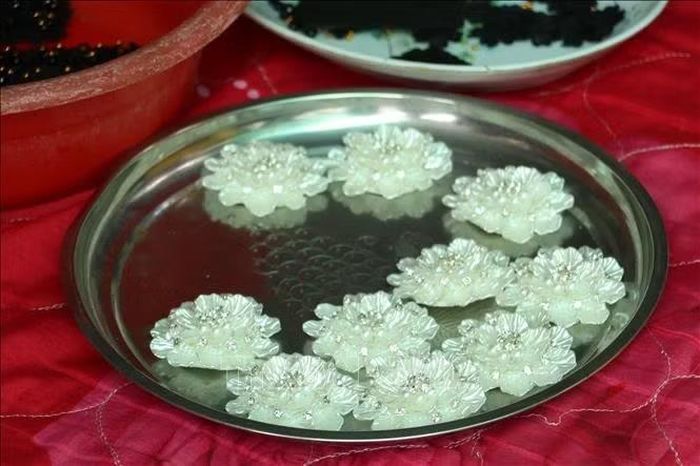 Sản phẩm hoa từ kết hạt cườm của người dân phường Bình Xuân.