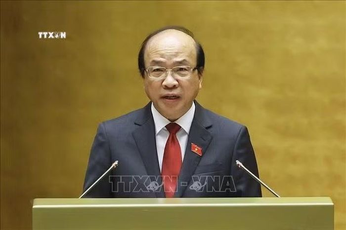 Chủ nhiệm Ủy ban Pháp luật và Tư pháp của Quốc hội Phan Chí Hiếu trình bày báo cáo thẩm tra về 03 nội dung: dự án Luật Trưng mua, trưng dụng tài sản (sửa đổi); dự án Luật Văn bản quy phạm pháp luật; tình hình triển khai thực hiện Nghị quyết số 206/2025/QH15 về cơ chế đặc biệt xử lý khó khăn, vướng mắc do quy định của pháp luật. Ảnh: Doãn Tấn/TTXVN