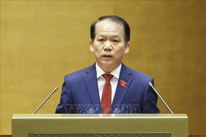 Bộ trưởng Bộ Tư pháp Hoàng Thanh Tùng, thừa ủy quyền của Thủ tướng Chính phủ trình bày Tờ trình dự án Luật Văn bản quy phạm pháp luật và Báo cáo về tình hình triển khai thực hiện Nghị quyết số 206/2025/QH15 về cơ chế đặc biệt xử lý khó khăn, vướng mắc do quy định của pháp luật. Ảnh: Doãn Tấn/TTXVN