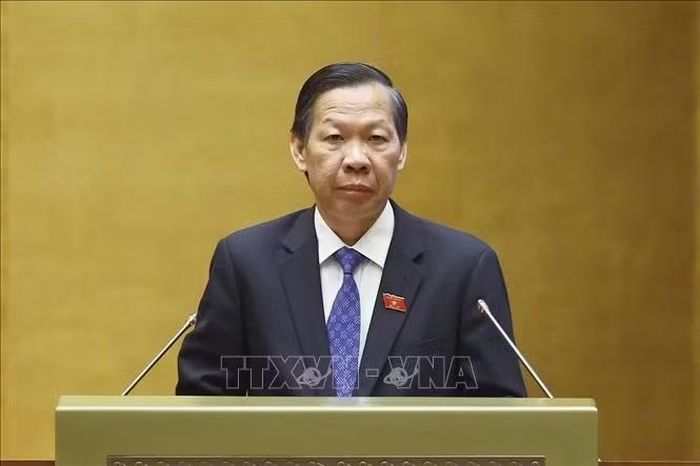 Chủ nhiệm Ủy ban Kinh tế và Tài chính của Quốc hội Phan Văn Mãi trình bày báo cáo thẩm tra về 04 dự án: Luật Ngân sách nhà nước (hợp nhất); Luật Đấu thầu (sửa đổi); Luật sửa đổi, bổ sung một số điều của Luật Đầu tư; Luật sửa đổi, bổ sung một số điều của Luật Thuế thu nhập doanh nghiệp, Luật Thuế sử dụng đất phi nông nghiệp, Luật Thuế thu nhập cá nhân. Ảnh: Doãn Tấn/TTXVN