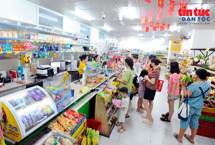 Một siêu thị mini với đầy đủ hàng hóa, đáp ứng nhu cầu mua sắm của cư dân bên trong chung cư Lê Thành Tân Tạo.