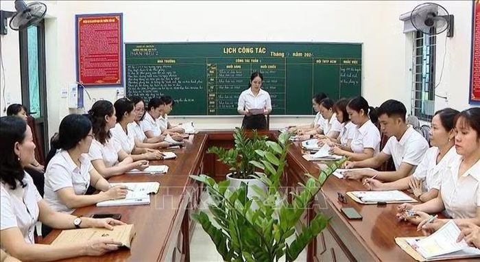 Chi bộ trường Tiểu học Gia Trấn, xã Gia Trấn, tỉnh Ninh Bình đẩy mạnh hướng dẫn đảng viên sử dụng các tiện ích số trong thực hiện nhiệm vụ.