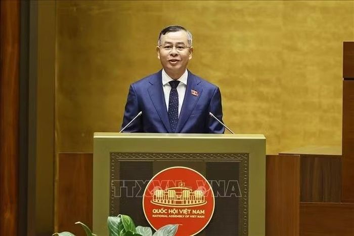 Bộ trưởng Bộ Tài chính Ngô Văn Tuấn, thừa ủy quyền của Thủ tướng Chính phủ trình bày tờ trình về 05 dự án: Luật Ngân sách nhà nước (hợp nhất); Luật Đấu thầu (sửa đổi); Luật sửa đổi, bổ sung một số điều của Luật Đầu tư; Luật sửa đổi, bổ sung một số điều của Luật Thuế thu nhập doanh nghiệp, Luật Thuế sử dụng đất phi nông nghiệp, Luật Thuế thu nhập cá nhân; Luật Trưng mua, trưng dụng tài sản (sửa đổi). Ảnh: Doãn Tấn/TTXVN