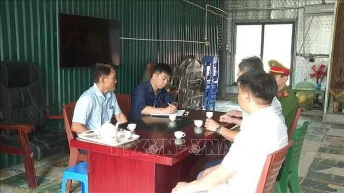 Chính quyền xã Lâm Thao làm việc với Công ty Huyền Đức để chấn chỉnh tình trạng xe chở cát gây ô nhiễm môi trường.