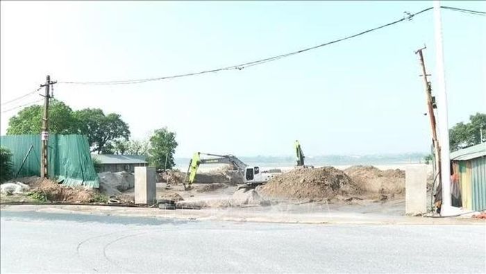 Bãi tập kết cát của Công ty Huyền Đức.