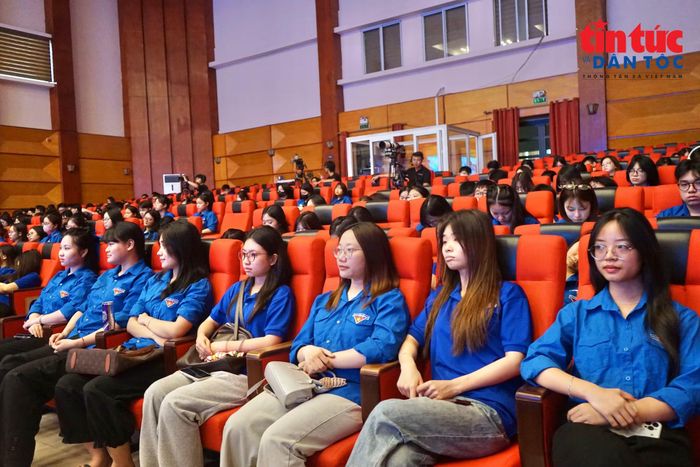 Các bạn trẻ tham dự diễn đàn.