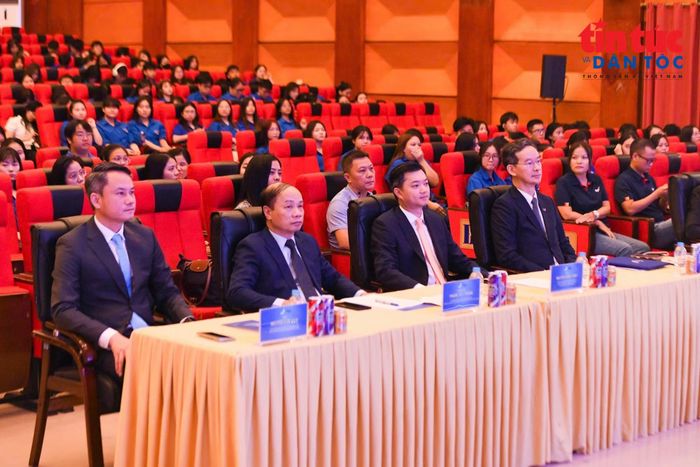 Các đại biểu tham dự diễn đàn.