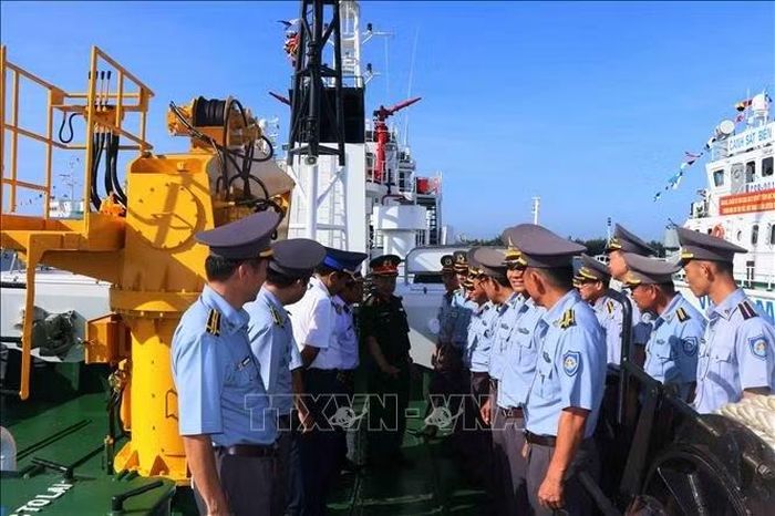 Các thí sinh trên tàu KN quán triệt nhiệm vụ trước khi bước vào phần thi thực hành kỹ năng trên tàu.