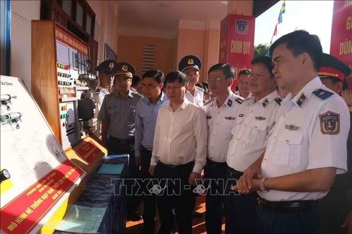 Thiếu tướng Trần Văn Lượng, Phó Tư lệnh, Tham mưu trưởng Cảnh sát biển Việt Nam và các đại biểu kiểm tra các mô hình phục vụ hội thi.
