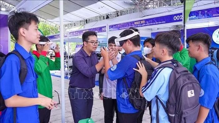 Học sinh, sinh viên trên địa bàn Tây Ninh tham quan, trải nghiệm những ứng dụng công nghệ số, tìm hiểu các giải pháp công nghệ mới phục vụ học tập và đời sống.