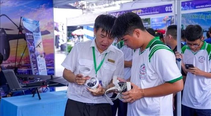 Học sinh Tây Ninh tìm hiểu, trao đổi về thiết bị công nghệ và giải pháp ứng dụng trí tuệ nhân tạo, góp phần khơi dậy niềm đam mê sáng tạo trong thế hệ trẻ.