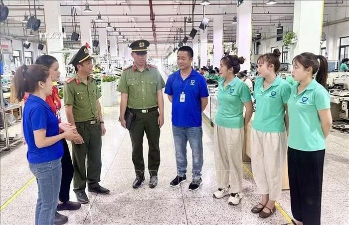Lực lượng Công an tỉnh Ninh Bình và tổ chức công đoàn tuyên truyền phổ biếnpháp luật cho công nhân tại Công ty TNHH Vienergy Ninh Bình ở Khu công nghiệp Phúc Sơn, phường Đông Hoa Lư, tỉnh Ninh Bình.