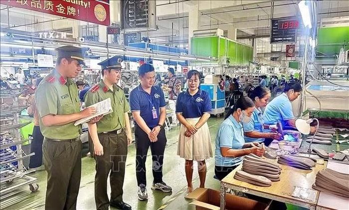 Lực lượng công an tỉnh Ninh Bình và tổ chức công đoàn tuyên truyền phổ biến pháp luật cho công nhân tại Công ty Guang Han Lin Shoes ở Cụm công nghiệp Gia Phú (Ninh Bình).