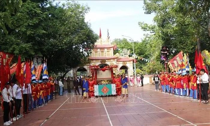 Lễ nghinh thần, rước sắc phong là nghi thức quan trọng nhất và thu hút người dân đến với Lễ hội Văn hóa - Du lịch Dinh Thầy Thím 2026.