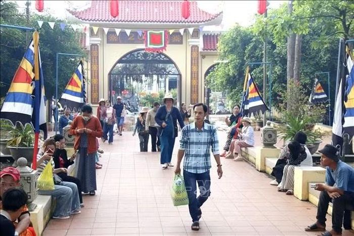 Suốt tháng Chín âm lịch, Di tích lịch sử - văn hóa quốc gia Dinh Thầy Thím, xã Tân Hải, tỉnh Lâm Đồng trở thành “điểm đến” văn hóa, du lịch tâm linh thu hút du khách.