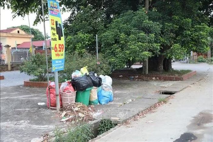 Đủ loại rác thải sinh hoạt bị chất đống ngay trong khu dân cư, gây mất mỹ quan, ô nhiễm môi trường.