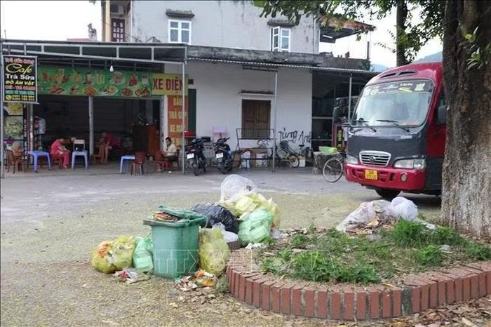Rác thải chất thành đống ngay trước cửa hàng kinh doanh dịch vụ ăn uống, gây mất vệ sinh môi trường.