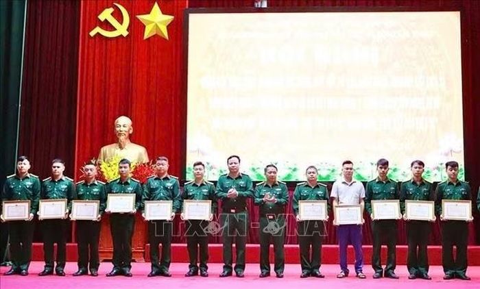 Trao Giấy khen cho các tập thể, cá nhân có thành tích xuất sắc trong thực hiện nhiệm vụ tìm kiếm, quy tập và xác định danh tính hài cốt liệt sĩ.