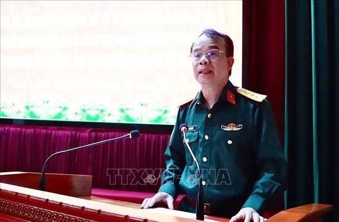 Đại tá Mai Văn Tốc, Phó Chủ nhiệm Cục Hậu cần - Kỹ thuật Quân khu 2 phát biểu tại hội nghị.